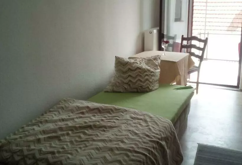 Retkeilymaja Gasthaus Zur Rose