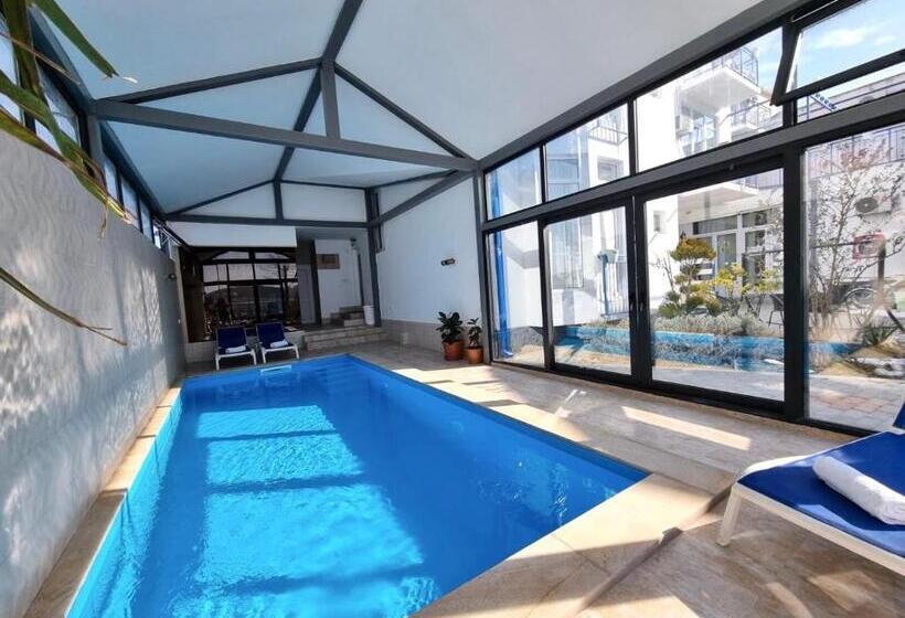 هتل Laguna Beach Club Bazaleti Lake