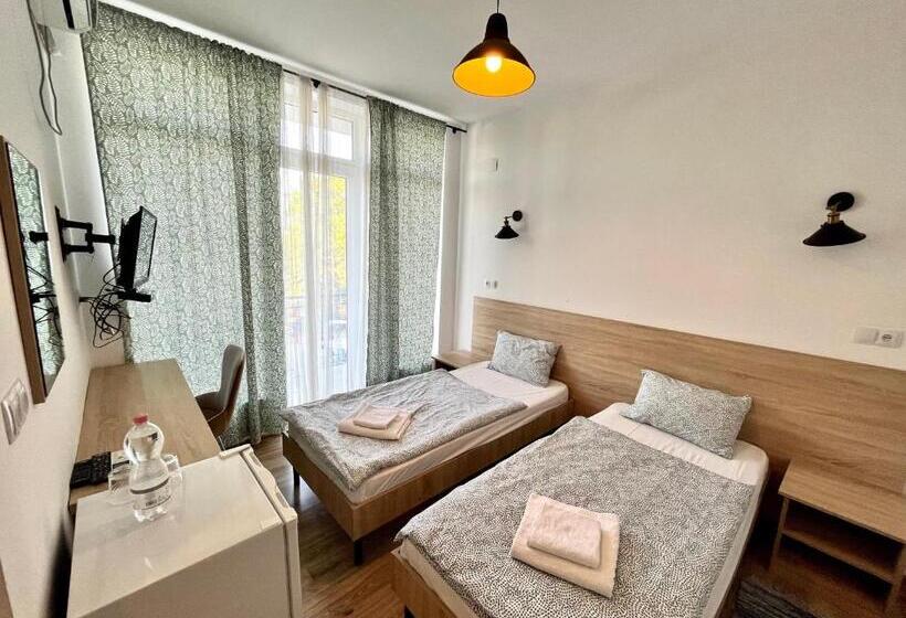 هتل Laguna Beach Club Bazaleti Lake