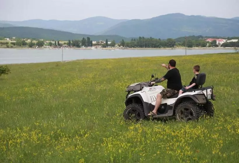 هتل Laguna Beach Club Bazaleti Lake