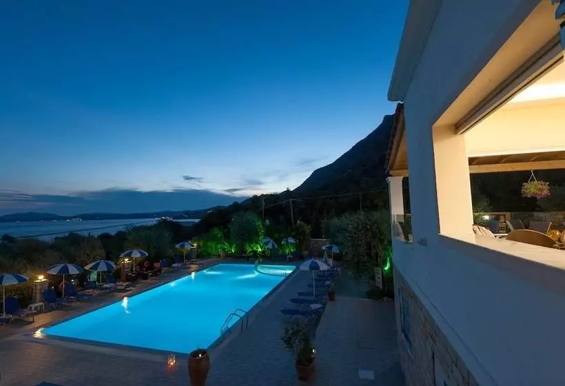 Crystal Blue Hotel, Barbati