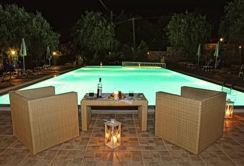 Crystal Blue Hotel, Barbati