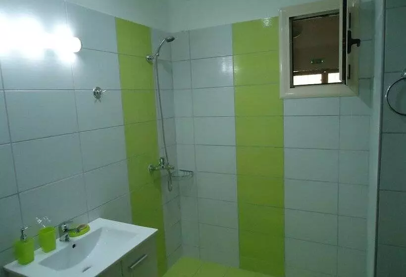 Crystal Blue Hotel, Barbati