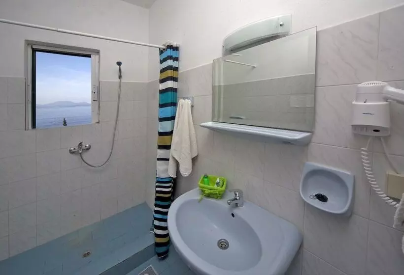 Crystal Blue Hotel, Barbati