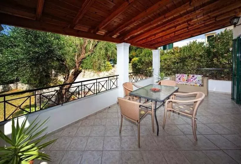 Crystal Blue Hotel, Barbati