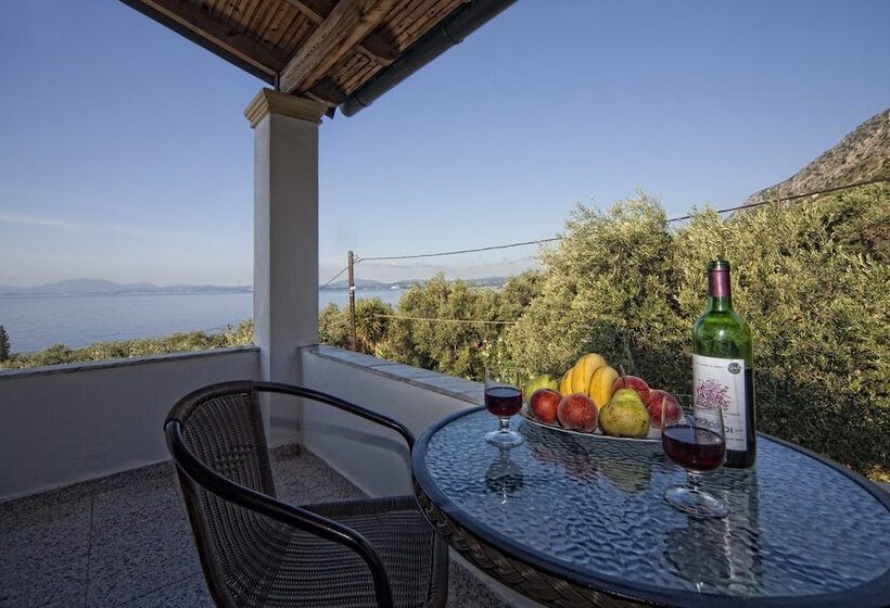 Crystal Blue Hotel, Barbati