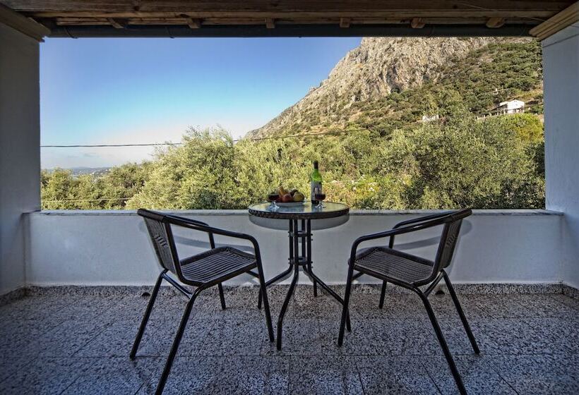 Crystal Blue Hotel, Barbati