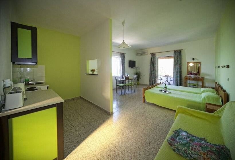 Crystal Blue Hotel, Barbati