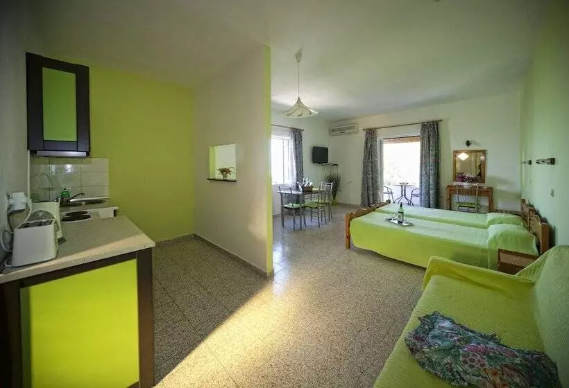 Crystal Blue Hotel, Barbati