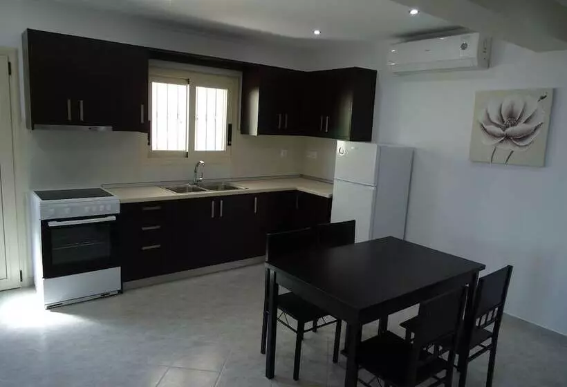 Crystal Blue Hotel, Barbati