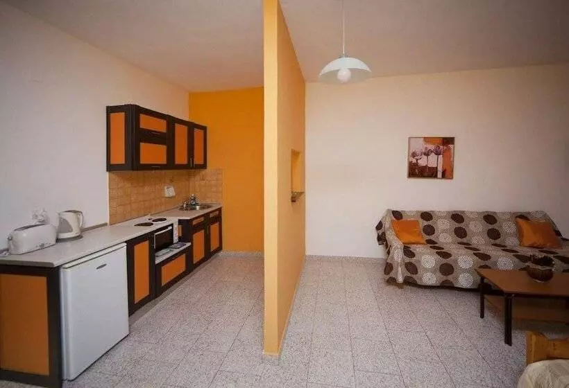 Crystal Blue Hotel, Barbati