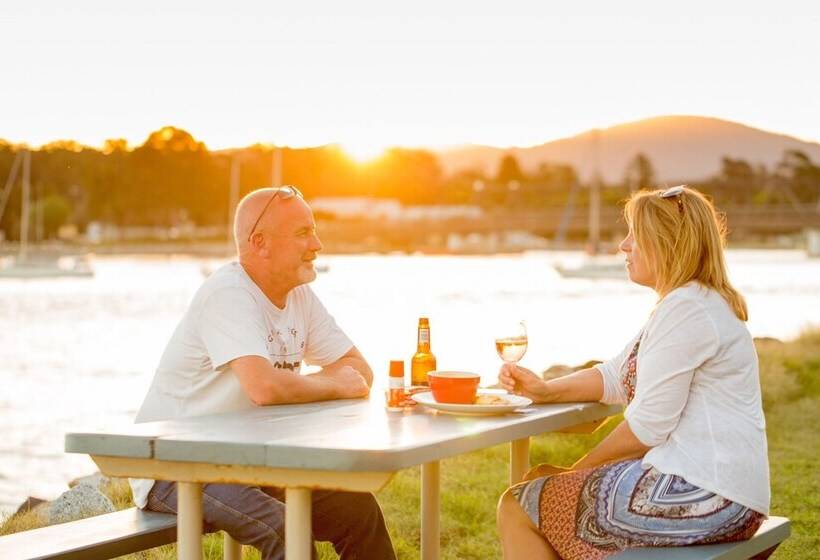 בית מלון כפרי Big4 Batemans Bay At Easts Riverside Holiday Park