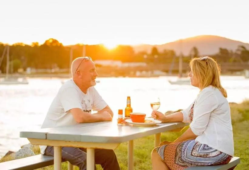 Отель Big4 Batemans Bay At Easts Riverside Holiday Park