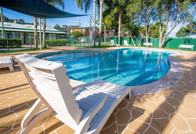 בית מלון כפרי Big4 Batemans Bay At Easts Riverside Holiday Park