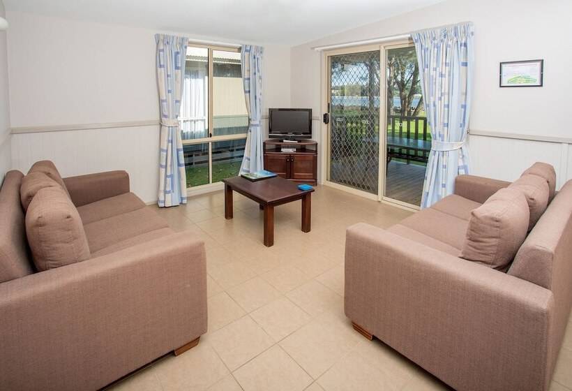 בית מלון כפרי Big4 Batemans Bay At Easts Riverside Holiday Park