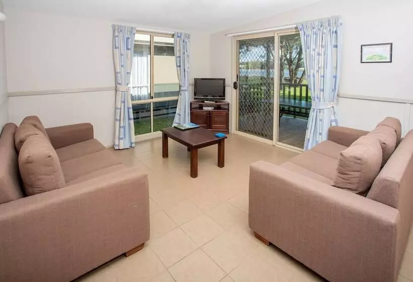 Отель Big4 Batemans Bay At Easts Riverside Holiday Park