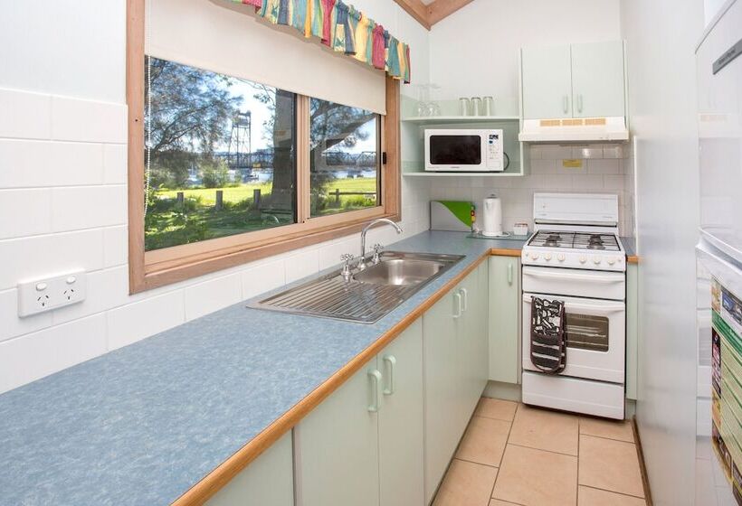 בית מלון כפרי Big4 Batemans Bay At Easts Riverside Holiday Park