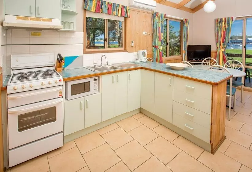 Отель Big4 Batemans Bay At Easts Riverside Holiday Park