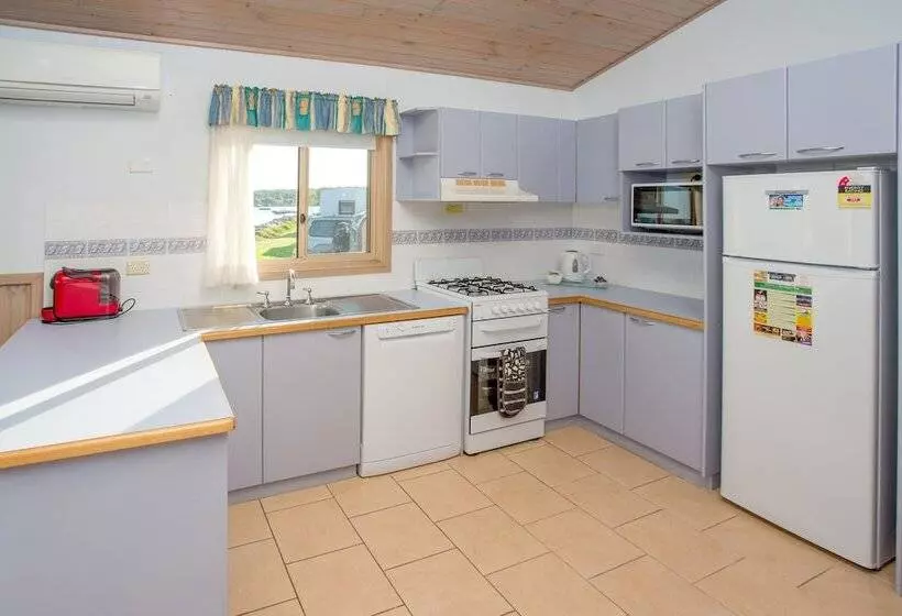 Отель Big4 Batemans Bay At Easts Riverside Holiday Park