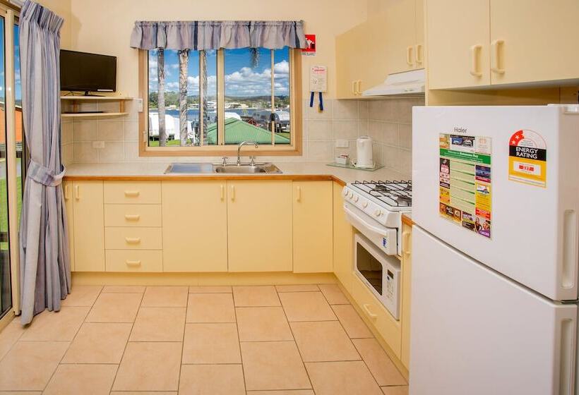 בית מלון כפרי Big4 Batemans Bay At Easts Riverside Holiday Park