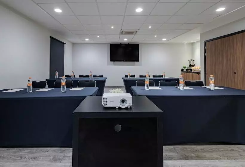 호텔 City Express By Marriott Guadalajara Aeropuerto