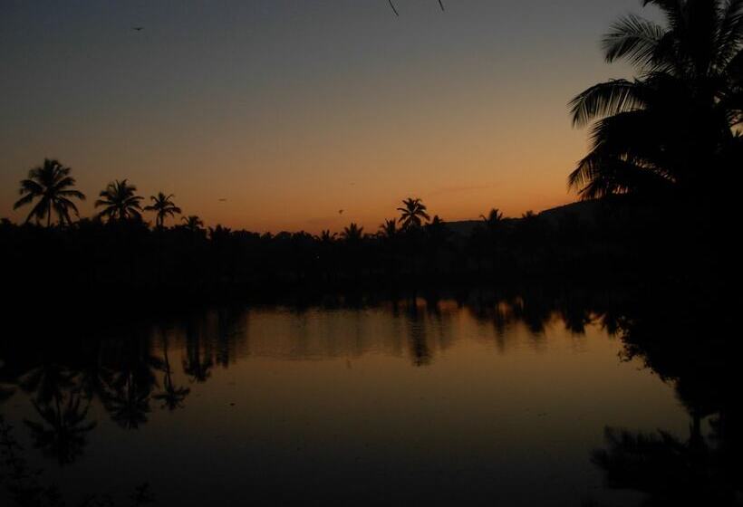 בית מלון כפרי Om Lake Resort