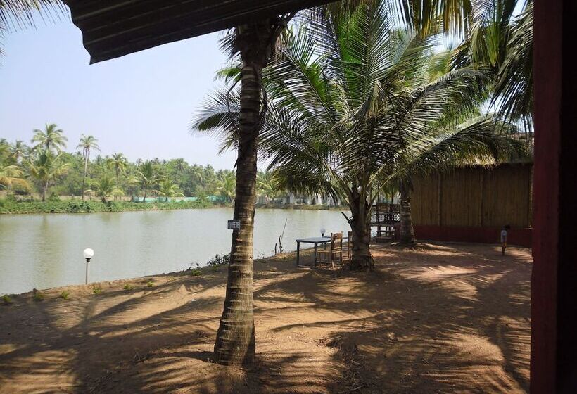 בית מלון כפרי Om Lake Resort