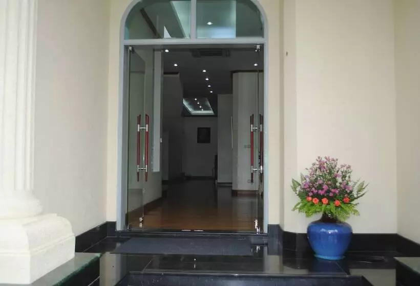 هتل Myitkyina Plam Spring Resort