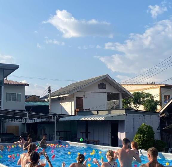 בית מלון כפרי Revolution Hostel Pai