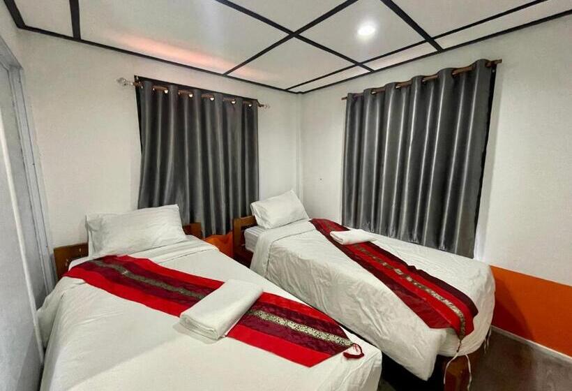 בית מלון כפרי Revolution Hostel Pai