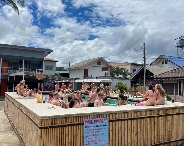 Hotelli Revolution Hostel Pai