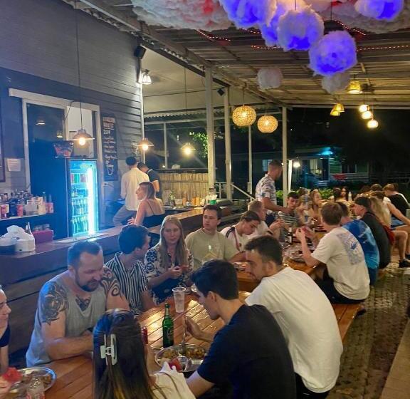 בית מלון כפרי Revolution Hostel Pai