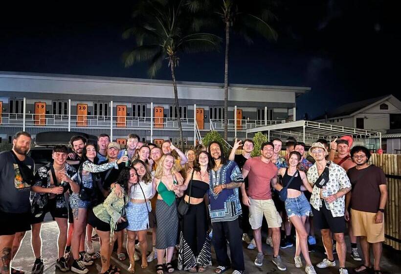 בית מלון כפרי Revolution Hostel Pai