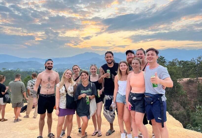 בית מלון כפרי Revolution Hostel Pai