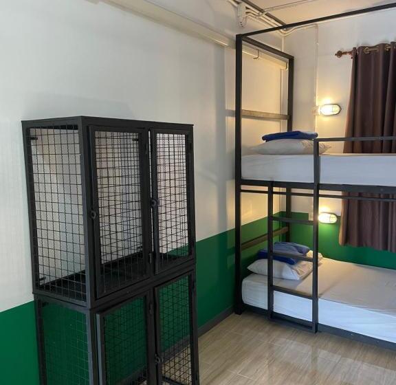 בית מלון כפרי Revolution Hostel Pai