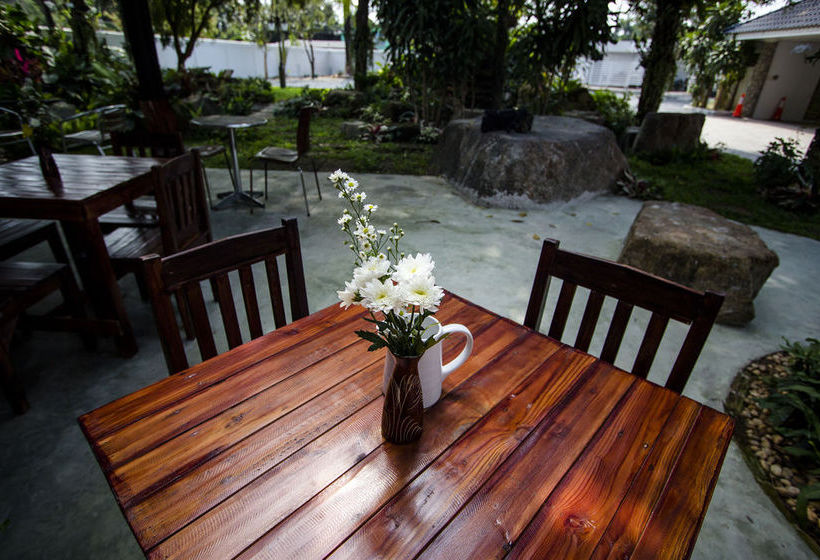 Отель Phuplaces Bangsaen