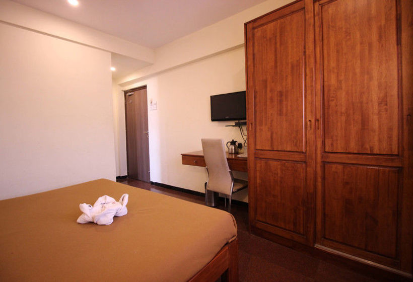 Отель Q Deck Rooms