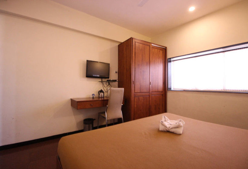 Отель Q Deck Rooms