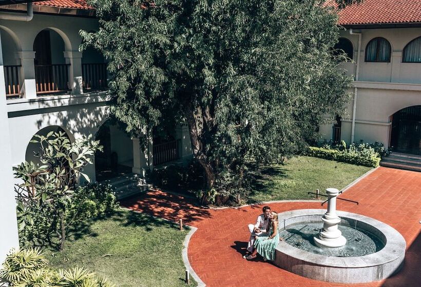 هتل Sanctum Inle Resort