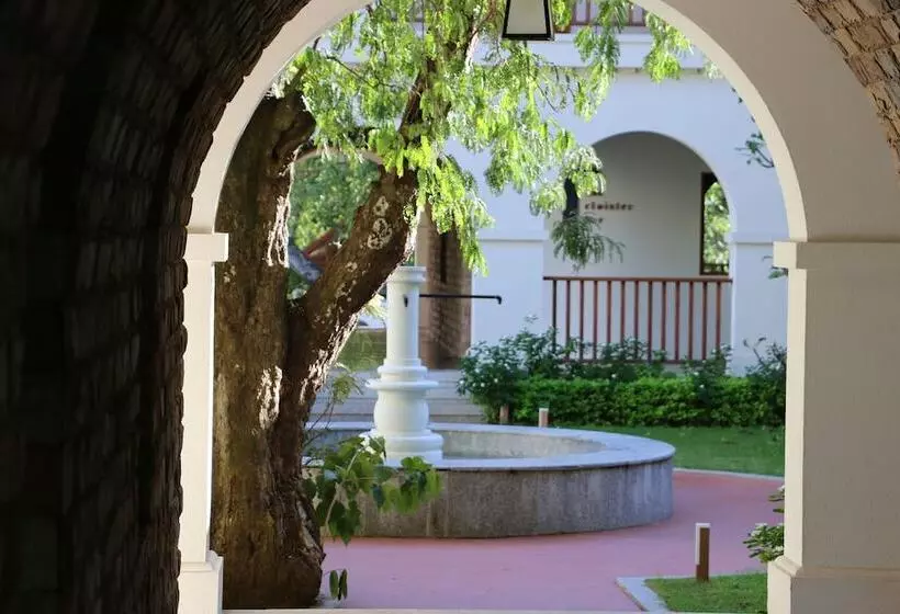 هتل Sanctum Inle Resort