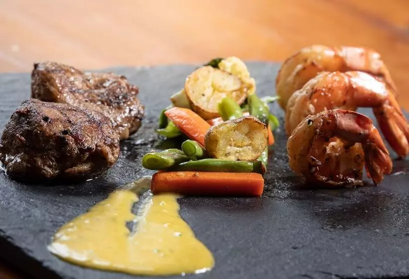 هتل Sanctum Inle Resort