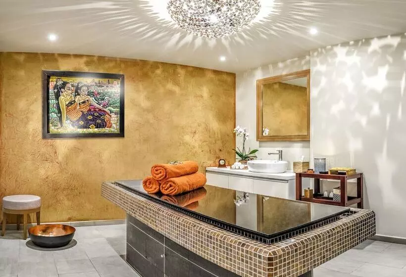 هتل Crowne Plaza Borjomi, An Ihg