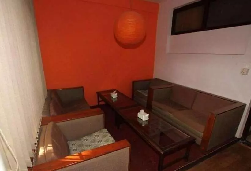 هتل Earth House