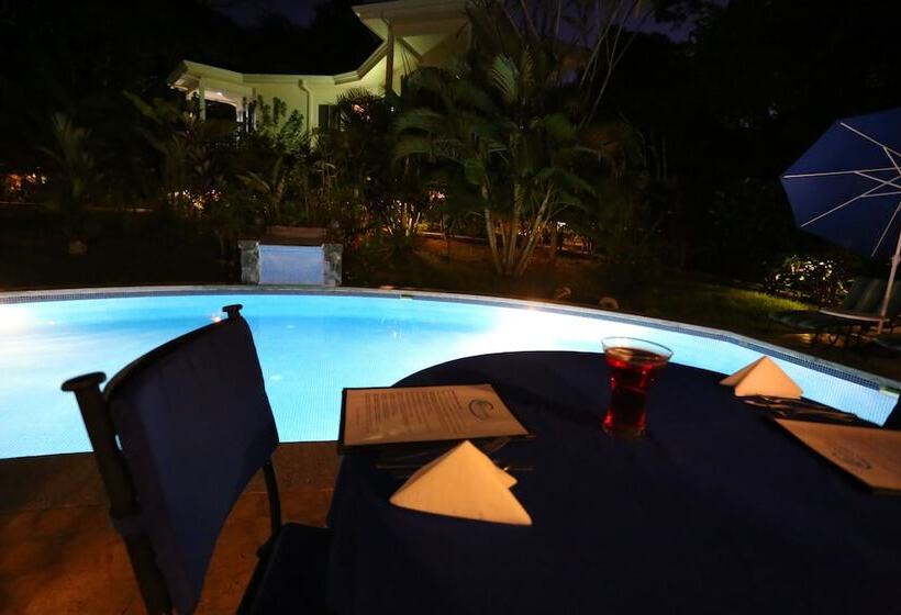 فندق The Hideaway