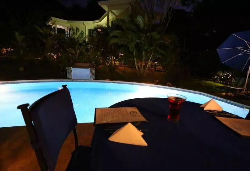 בית מלון כפרי The Hideaway