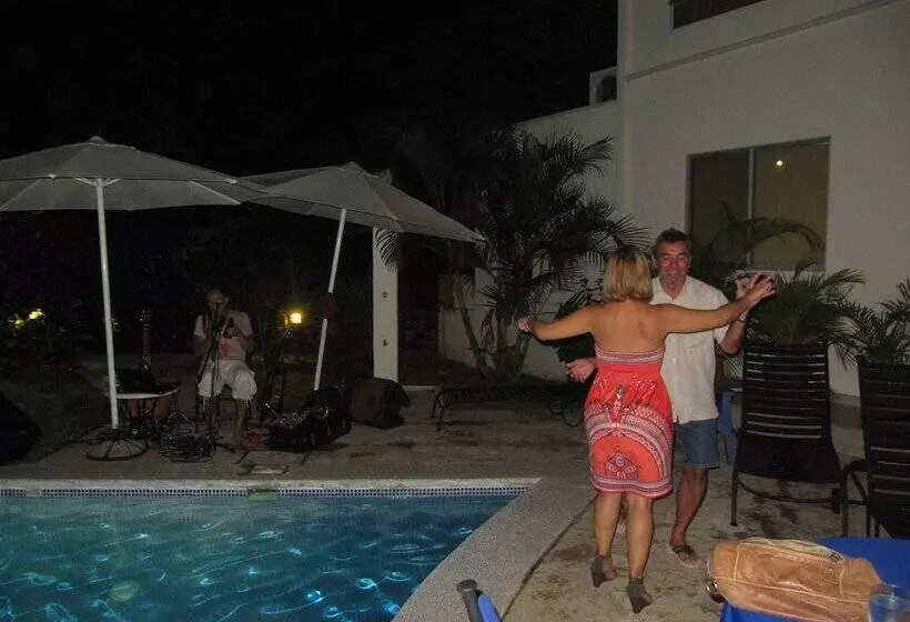 בית מלון כפרי The Hideaway