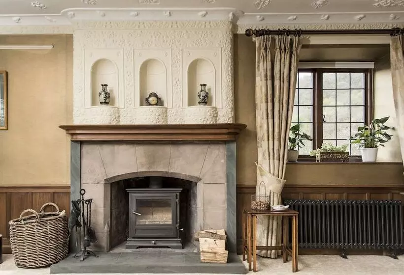 Bed and Breakfast Nanny Brow