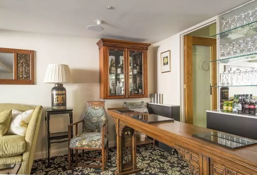 Bed and Breakfast Nanny Brow