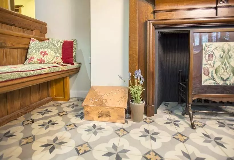 Bed and Breakfast Nanny Brow