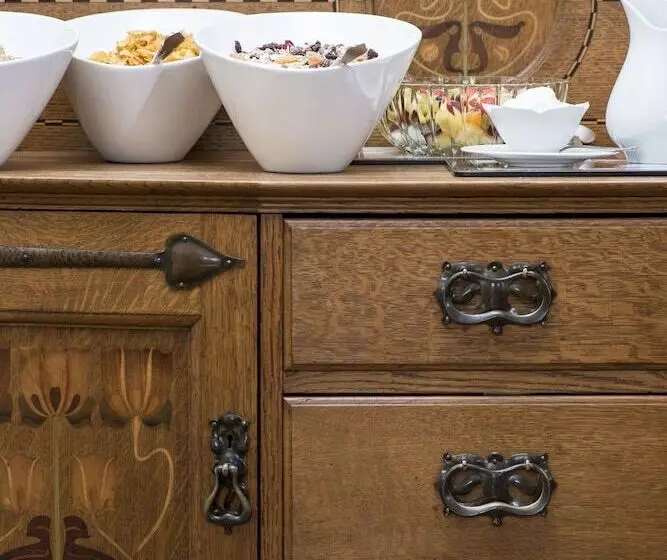 Bed and Breakfast Nanny Brow